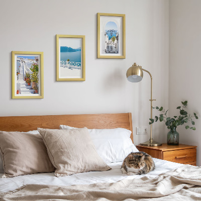 Juego de 3 cuadros decorativos Escaleras blancas con plantas, vistas al mar y puerta.