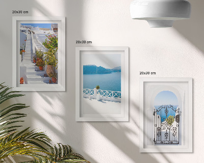 Juego de 3 cuadros decorativos Escaleras blancas con plantas, vistas al mar y puerta.