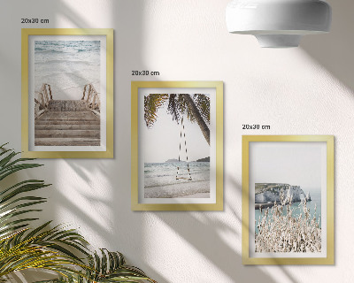 Juego de 3 cuadros decorativos Playa con escaleras de madera y columpio junto al mar.