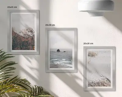 Tríptico enmarcado paisaje de montañas nubes mar y arena en tonos naturales