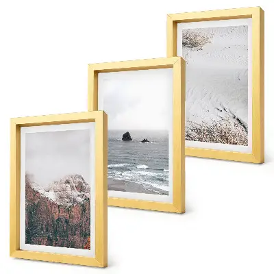 Tríptico enmarcado paisaje de montañas nubes mar y arena en tonos naturales