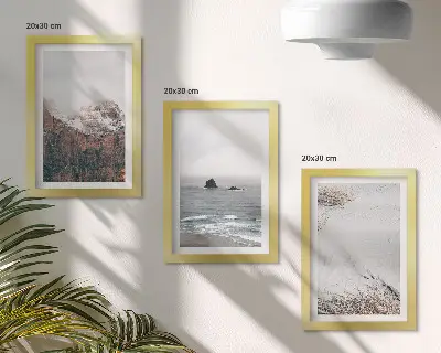 Tríptico enmarcado paisaje de montañas nubes mar y arena en tonos naturales