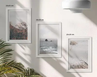 Tríptico enmarcado paisaje de montañas nubes mar y arena en tonos naturales