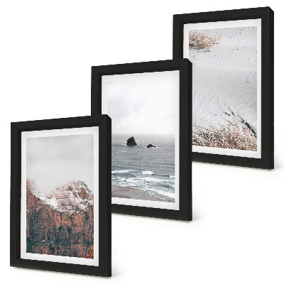 Tríptico enmarcado Montañas, nubes, mar y arena en tonos naturales.