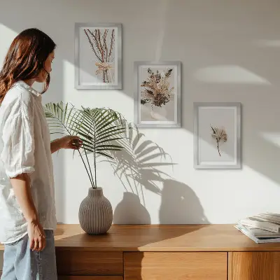 Tríptico enmarcado flores y ramas con un estilo natural minimalista