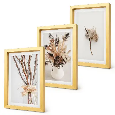 Tríptico enmarcado flores y ramas con un estilo natural minimalista