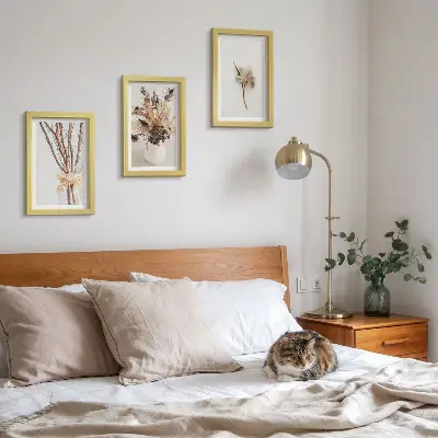 Tríptico enmarcado flores y ramas con un estilo natural minimalista