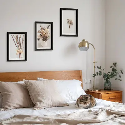 Tríptico enmarcado flores y ramas con un estilo natural minimalista