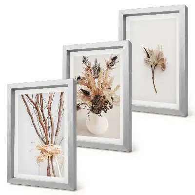 Tríptico enmarcado flores y ramas con un estilo natural minimalista