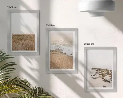 Tríptico enmarcado de playa con olas y piedras marinas en verano