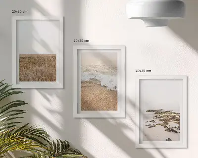 Tríptico enmarcado de playa con olas y piedras marinas en verano
