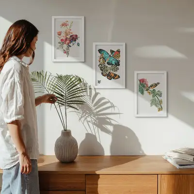 Tríptico enmarcado con diseño de flores mariposas y un pájaro en tonos pastel