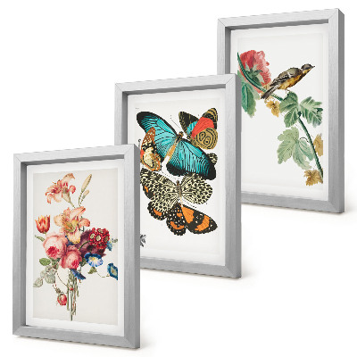 Tríptico enmarcado Flores, mariposas y un pájaro en tonos pastel.