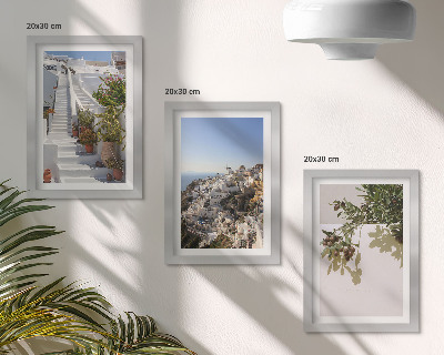 Tríptico enmarcado Escaleras blancas en Santorini con vistas al pueblo.