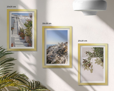 Tríptico enmarcado Escaleras blancas en Santorini con vistas al pueblo.