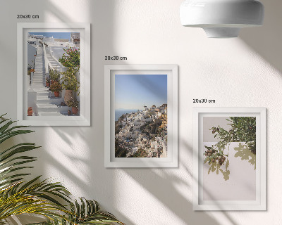 Tríptico enmarcado Escaleras blancas en Santorini con vistas al pueblo.