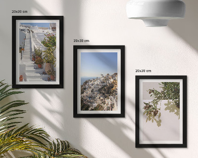 Tríptico enmarcado Escaleras blancas en Santorini con vistas al pueblo.