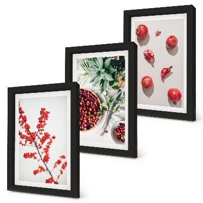 Juego de 3 cuadros decorativos Frutas rojas y plantas en un estilo minimalista.