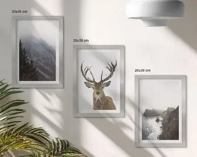 Tríptico enmarcado paisaje de montaña con niebla, agua y ciervos