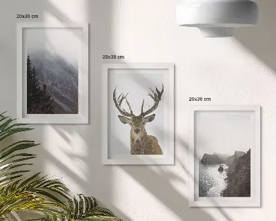 Tríptico enmarcado paisaje de montaña con niebla, agua y ciervos