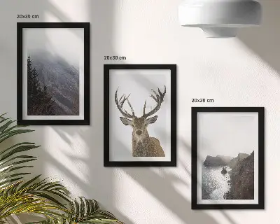 Tríptico enmarcado paisaje de montaña con niebla, agua y ciervos