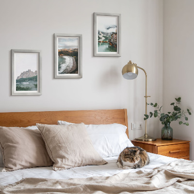 Juego de 3 cuadros decorativos Paisajes de montaña con una playa y una casa de madera.