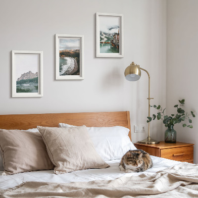 Juego de 3 cuadros decorativos Paisajes de montaña con una playa y una casa de madera.