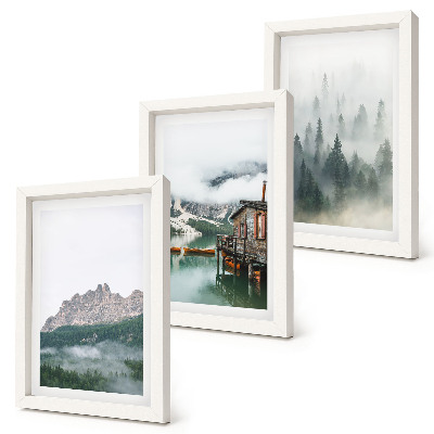 Tríptico enmarcado Montañas, lago, cabaña y niebla en el bosque.