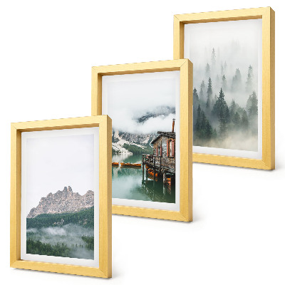 Tríptico enmarcado Montañas, lago, cabaña y niebla en el bosque.