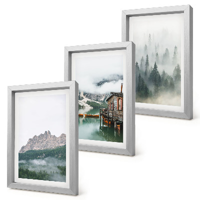 Tríptico enmarcado Montañas, lago, cabaña y niebla en el bosque.
