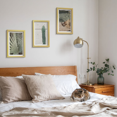 Juego de 3 cuadros decorativos Plantas tropicales y accesorios para vacaciones junto al agua.
