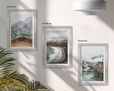Tríptico enmarcado Vista de las montañas sobre el lago con un barco y un paisaje de playa.
