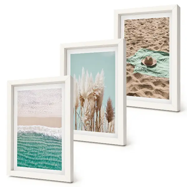 Tríptico enmarcado paisaje de playa con olas, arena, hierba y sombrero