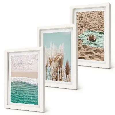 Tríptico enmarcado paisaje de playa con olas, arena, hierba y sombrero
