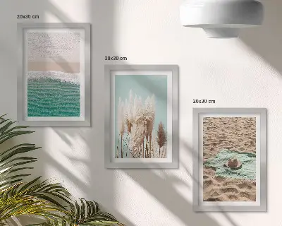 Tríptico enmarcado paisaje de playa con olas, arena, hierba y sombrero