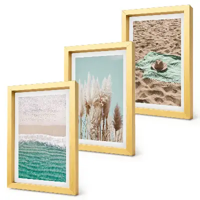 Tríptico enmarcado paisaje de playa con olas, arena, hierba y sombrero