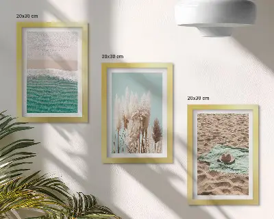 Tríptico enmarcado paisaje de playa con olas, arena, hierba y sombrero