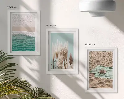 Tríptico enmarcado paisaje de playa con olas, arena, hierba y sombrero
