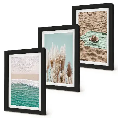 Tríptico enmarcado paisaje de playa con olas, arena, hierba y sombrero