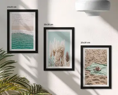 Tríptico enmarcado paisaje de playa con olas, arena, hierba y sombrero