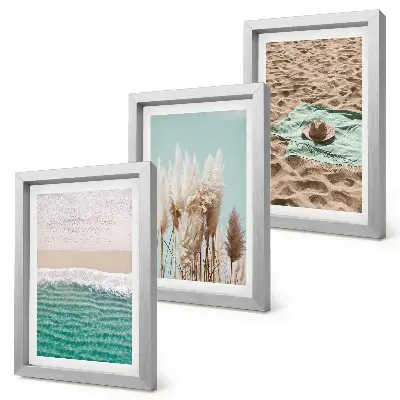 Tríptico enmarcado paisaje de playa con olas, arena, hierba y sombrero