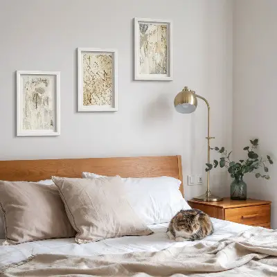 Tríptico enmarcado con diseños abstractos en tonos beige y gris