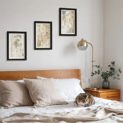 Tríptico enmarcado con diseños abstractos en tonos beige y gris