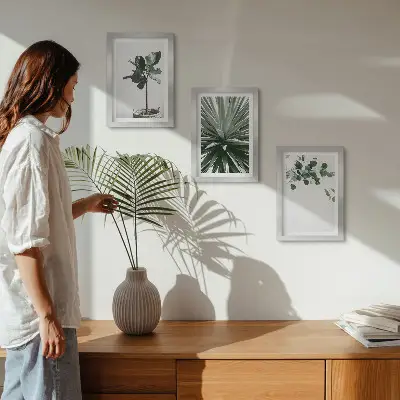 Juego de 3 cuadros decorativos con diseño de plantas verdes en estilo minimalista