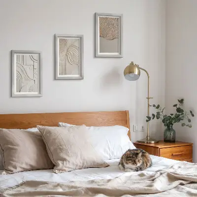 Tríptico enmarcado con diseños abstractos en tonos beige y blanco