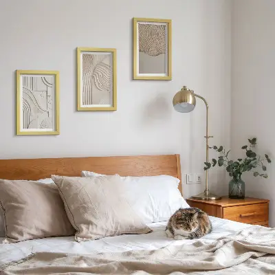 Tríptico enmarcado con diseños abstractos en tonos beige y blanco