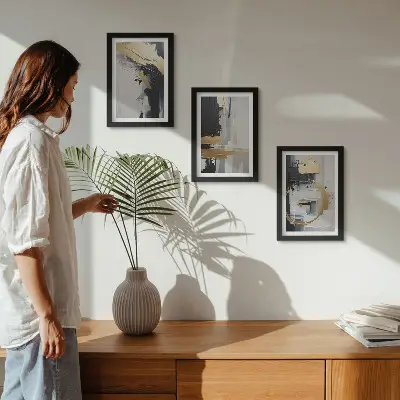 Juego de 3 cuadros decorativos con composiciones pictóricas abstractas en blanco y negro