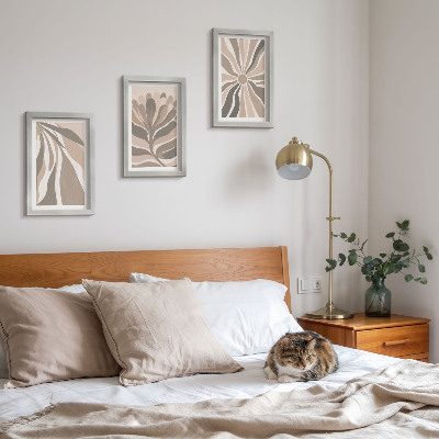 Tríptico enmarcado Diseños abstractos de plantas en tonos beige y marrón.