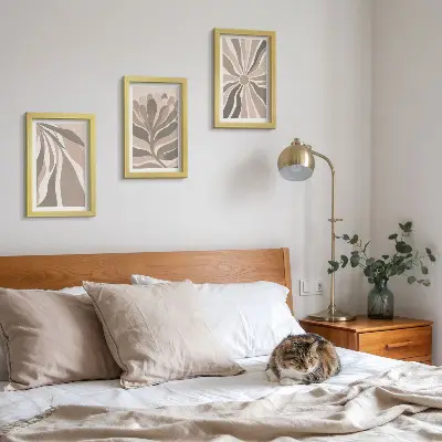 Tríptico enmarcado con diseños abstractos de plantas en tonos beige y marrón