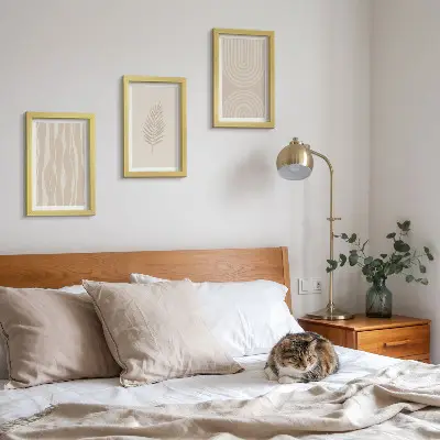 Tríptico enmarcado con diseños en tonos beige y motivos vegetales